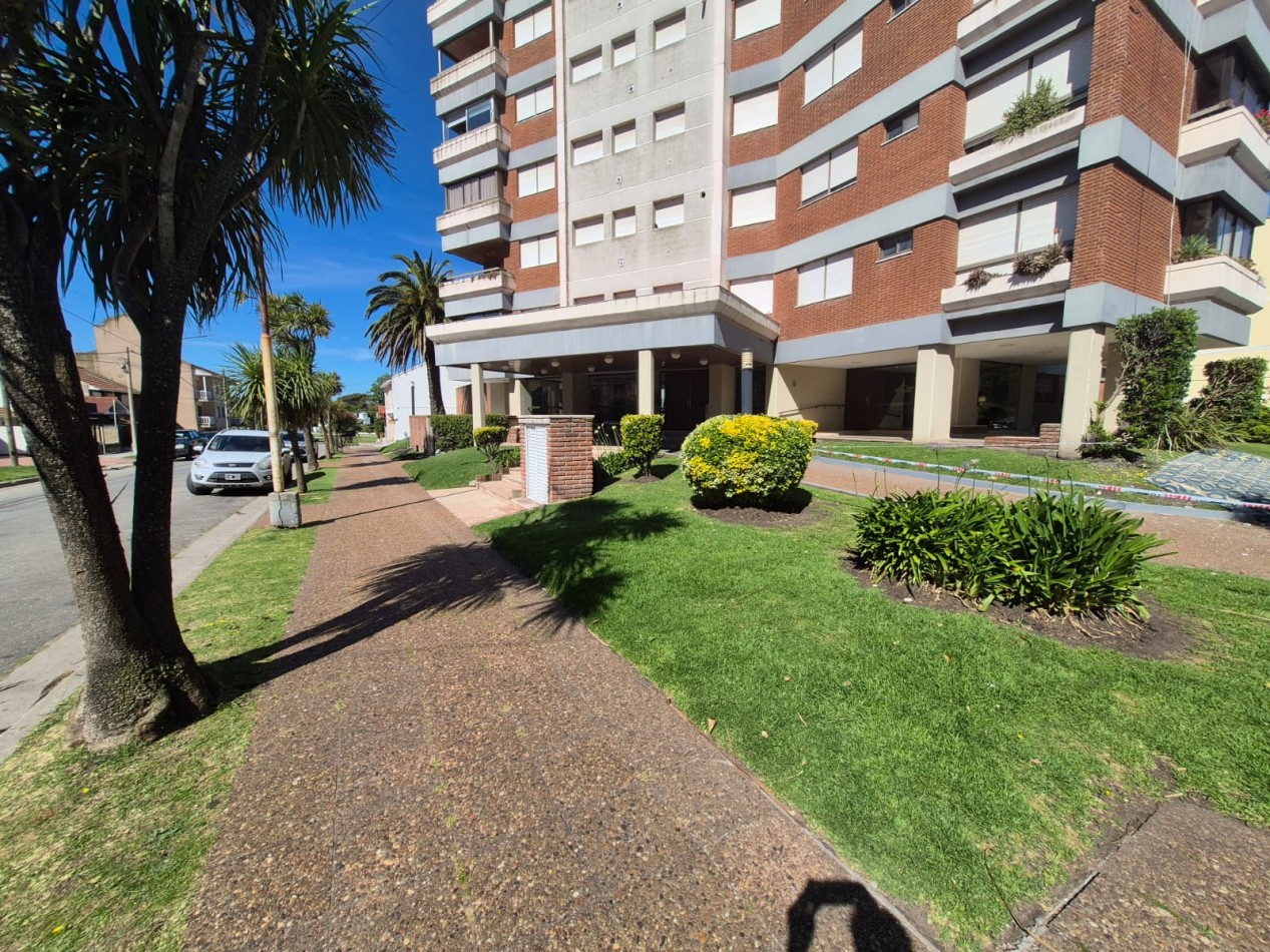 Departamento de 3 ambientes en venta en Zona I Edifcio Astor III Miramar con Cochera y Baulera
