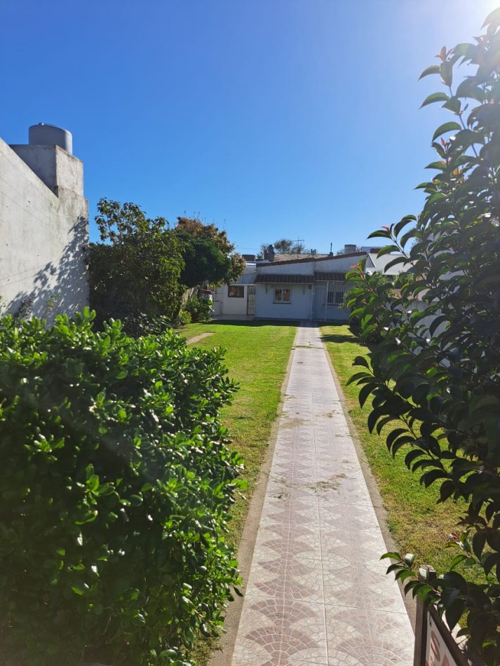 En venta Casa de 3 Ambientes en Zona II de Miramar con importante terreno.