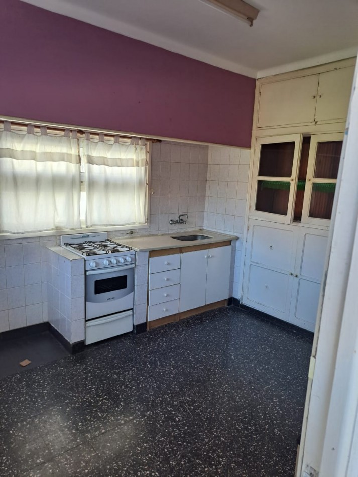 En venta Casa de 3 Ambientes en Zona II de Miramar con importante terreno.