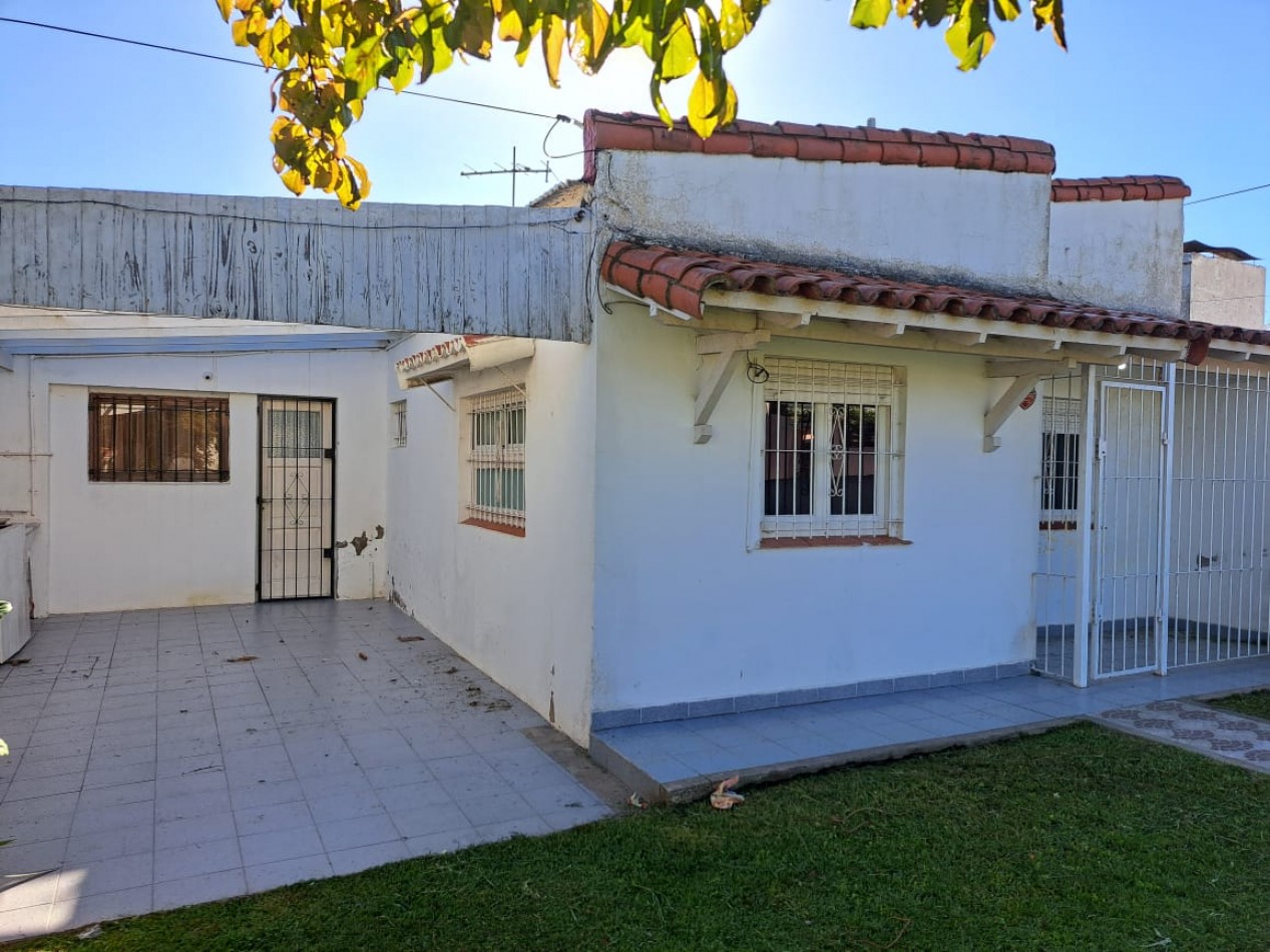 En venta Casa de 3 Ambientes en Zona II de Miramar con importante terreno.