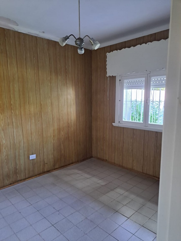 En venta Casa de 3 Ambientes en Zona II de Miramar con importante terreno.