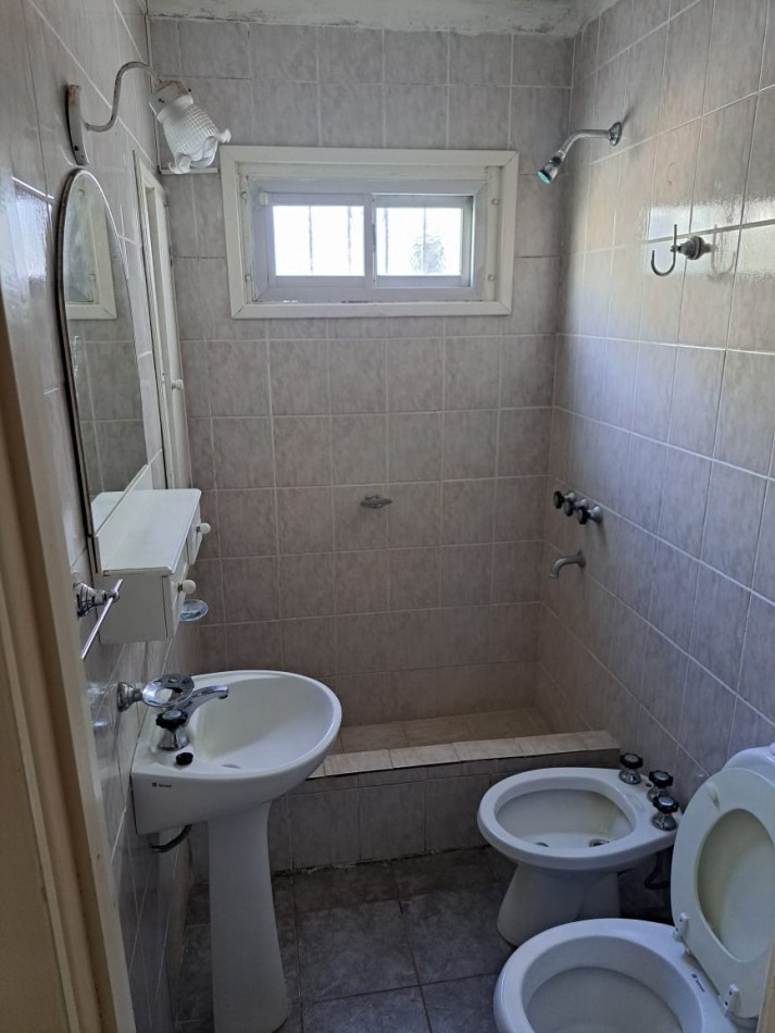 En venta Casa de 3 Ambientes en Zona II de Miramar con importante terreno.