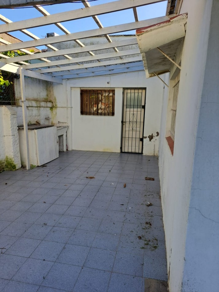En venta Casa de 3 Ambientes en Zona II de Miramar con importante terreno.