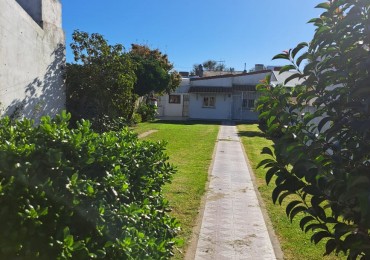 En venta Casa de 3 Ambientes en Zona II de Miramar con importante terreno.